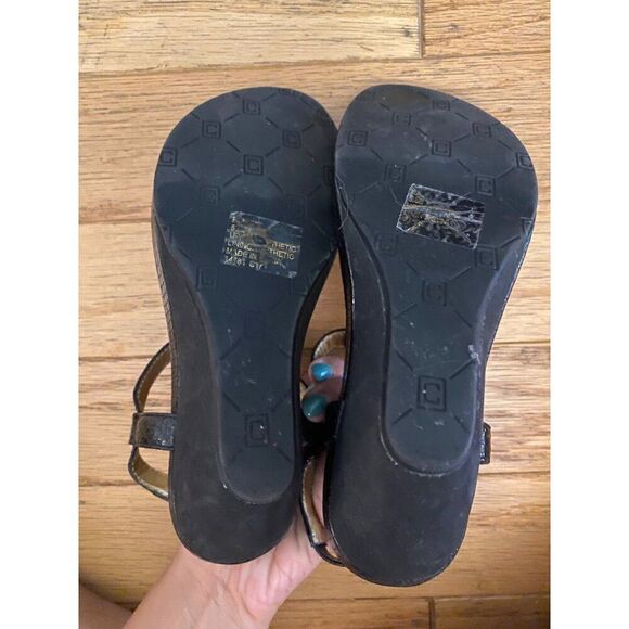 Chaps women's Black Wedge snake print ankle strap Sandals Size 5.5 - Picture 5 of 8